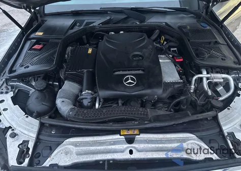 2015 Mercedes-Benz C 300 4Matic z USA, uszkodzony, nr VIN 55SWF4KB8FU029768